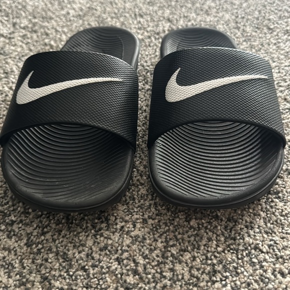 Nike unisex slides youth size 3. Excellent condition.  From Nike employee store - Picture 2 of 4